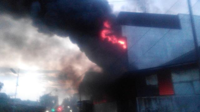 Kebakaran Hanguskan Ruko Empat Lantai dan Gudang Mabel di Jalan Pukat Banteng IV Medan