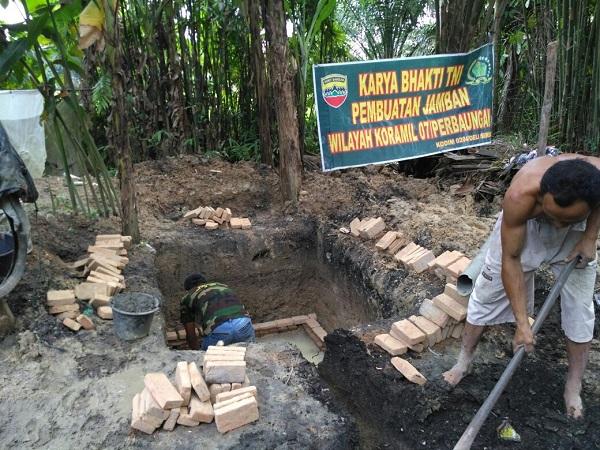 Dukung Program Pemerintah, Koramil Perbaungan Bantu Bangun Jamban untuk Warga