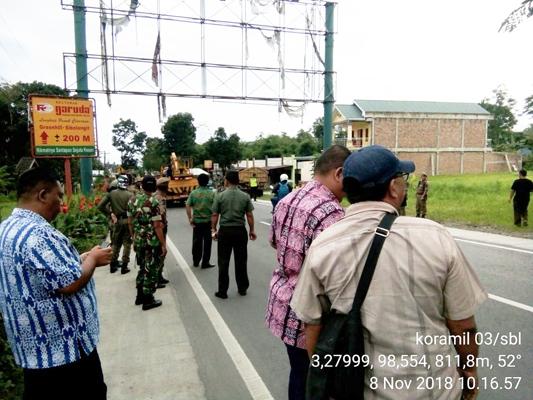 Danramil 03/Sibolangit Dukung Penertipan dan Pembongkaran Papan Reklame Bermasalah di Deli Serdang