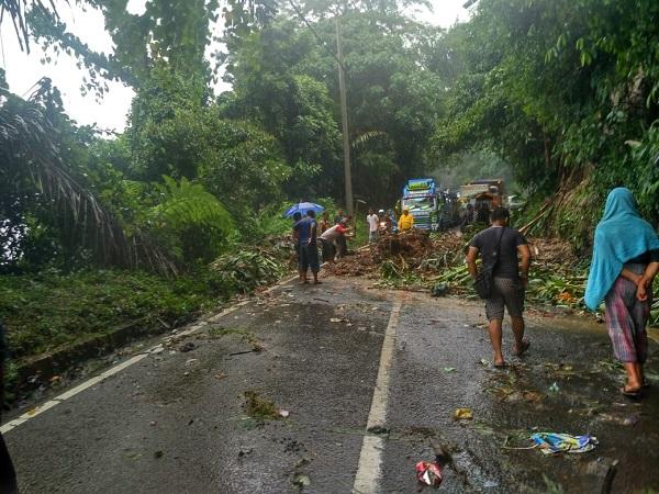 Longsor di Sibolangit, Jalur Medan-Berastagi Macet