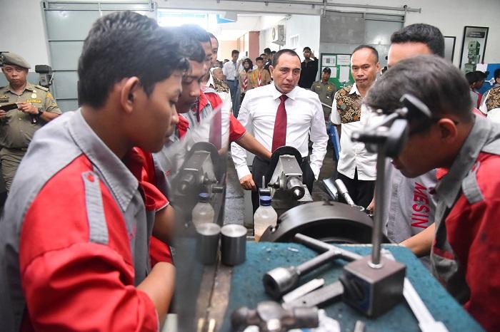 Hadiri Perayaan Hari Guru di SMK Multi Karya, Gubernur Sumut: Guru Harus Jadi Panutan