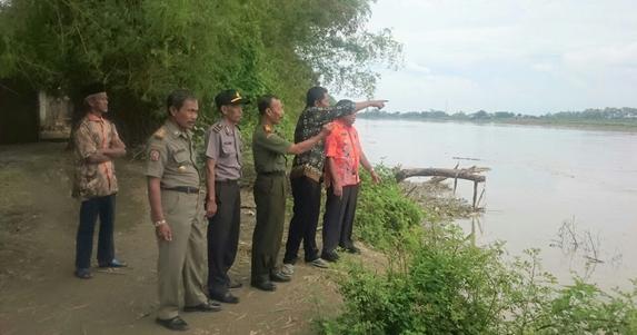 Antisipasi Bencana Banjir, Babinsa dan Bhabinkamtibmas Pantau Debit Air Sungai Padang Tebing Tinggi