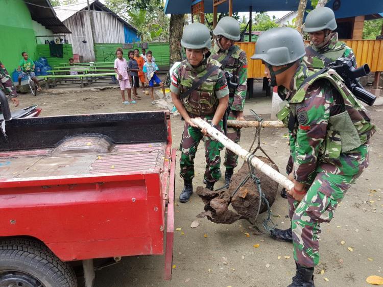 Prajurit TNI Amankan Bom di Kampung Skouw Mabo Papua