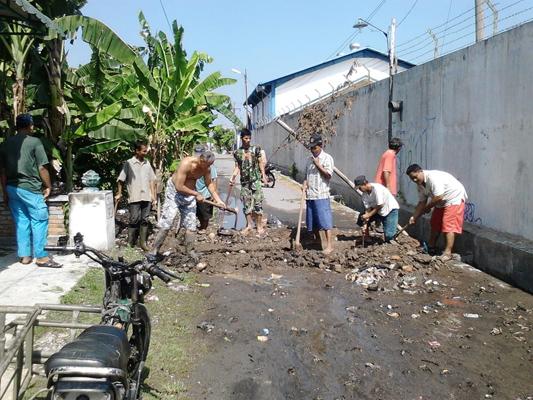 Atasi Banjir, Koramil 01/Sunggal Buat Parit Bersama Warga
