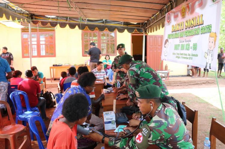 Satgas Yonif 411 Kostrad Bersama IDI Gelar Bakti Sosial di Perbatasan 