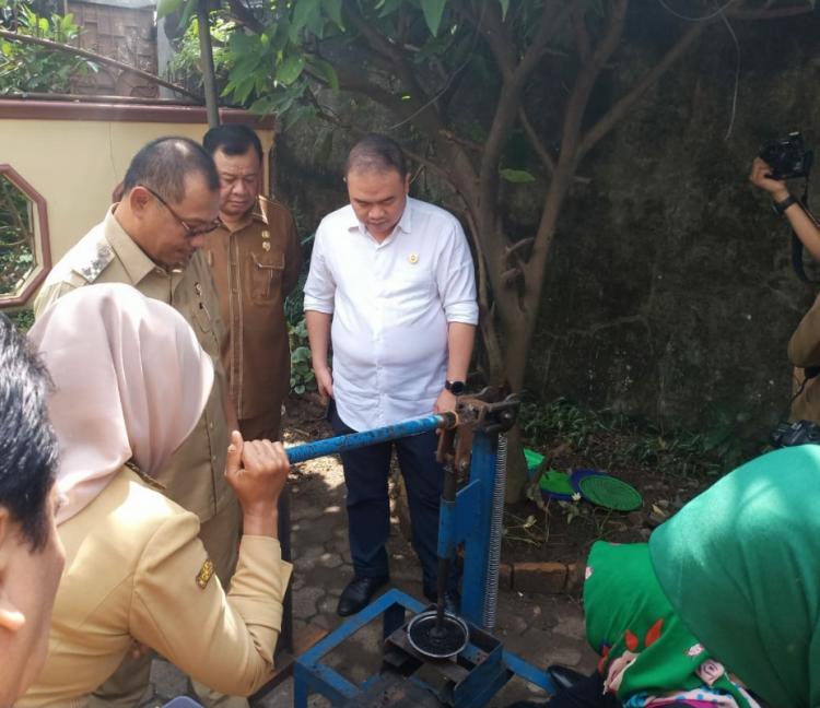 Plt Walikota Medan Meninjau Rumah Briket di Kelurahan Harjo Sari