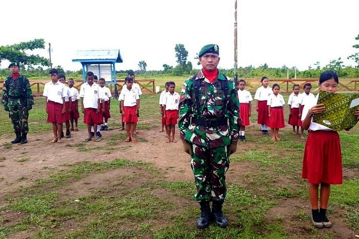 Prajurit TNI Perbatasan RI-PNG Upacara Bendera di SD Inpres Bupul 13 Merauke