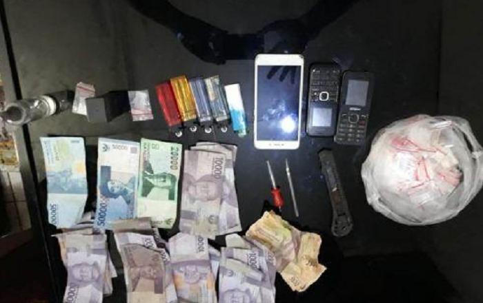 Grebek Kampung Banjar, Polsek Kualuh Hulu Amankan 4 Pria dan 1 Wanita Sedang Pesta Sabu