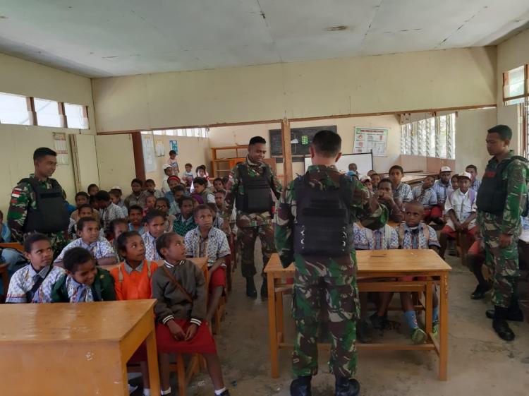 Tanamkan Cinta Tanah Air, Satgas Pamtas RI-PNG Yonif Raider 514 Ajarkan Lagu-Lagu Nasional