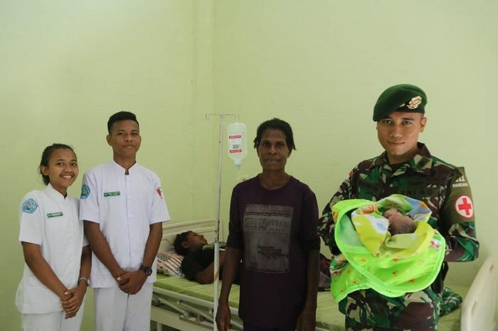 Ibu Melahirkan Dibantu Personil TNI Yonif 411 Kostrad, Warga Kampung Erambu Papua Ucapkan Terima Kasih