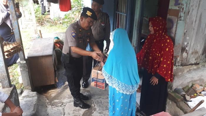 Jumat Berkah, Polsek Medan Timur Ringankan Beban Keluarga Rodiyah