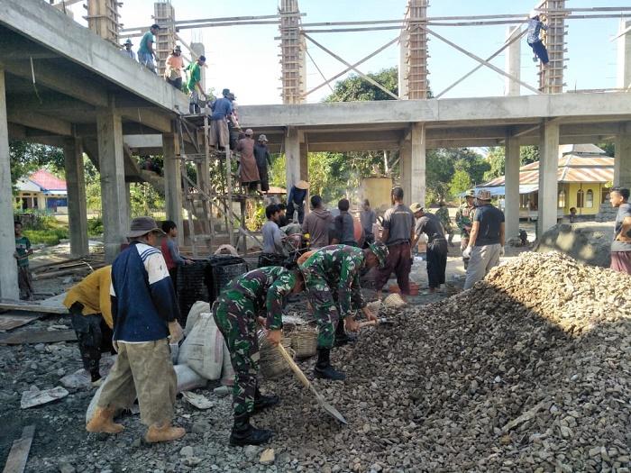 Prajurit TNI Satgas Pamrahwan Maluku Bantu Masyarakat Bangun Masjid Nur Iman