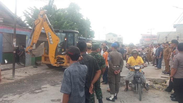 50 unit Kios Pedagang di Pasar 7 Simpang Jodoh Tembung Dibongkar