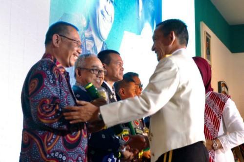 Plt Wali Kota Medan Terima Penghargaan Bukit Barisan