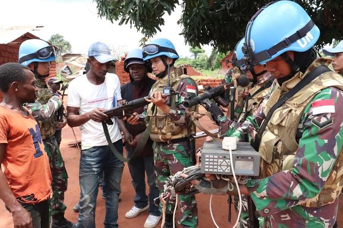 Ex-Combatant Kongo Kembali Serahkan Senjata dan Radio ke Satgas TNI