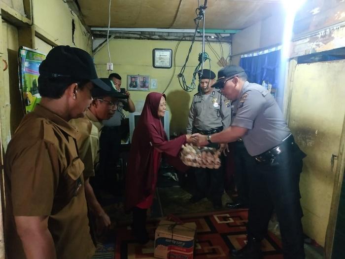 Kapolsek Medan Timur Berikan Bantuan untuk Keluarga Ponimin di Jalan Gurilla