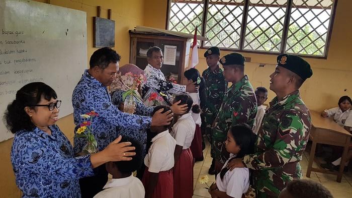 Bersama Guru SD Inpres Bupul 13, Satgas Yonif MR 411/Pdw Kostrad Gelar Lomba Baca Puisi