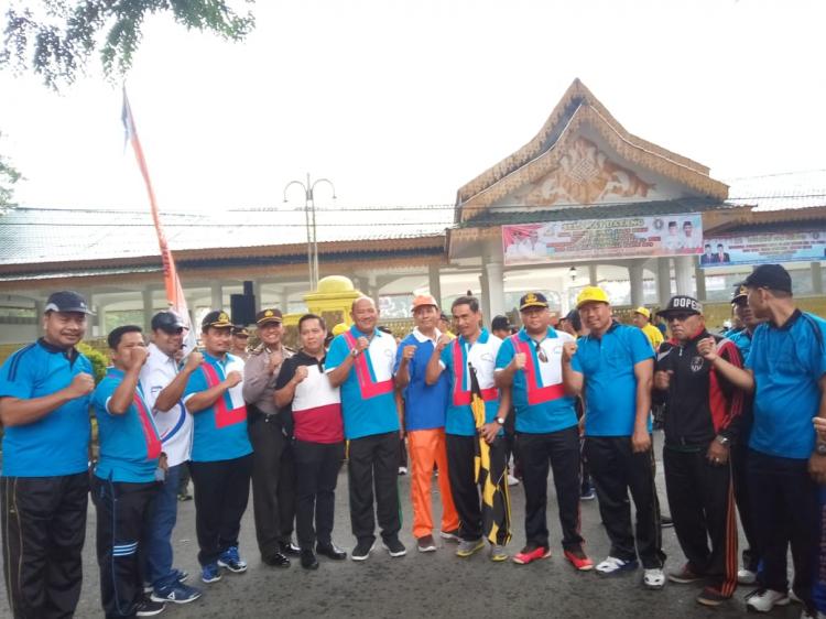 Peringati Hari Guru dan HUT PGRI, Tenaga Pendidikan Langkat Gerak Jalan Sehat