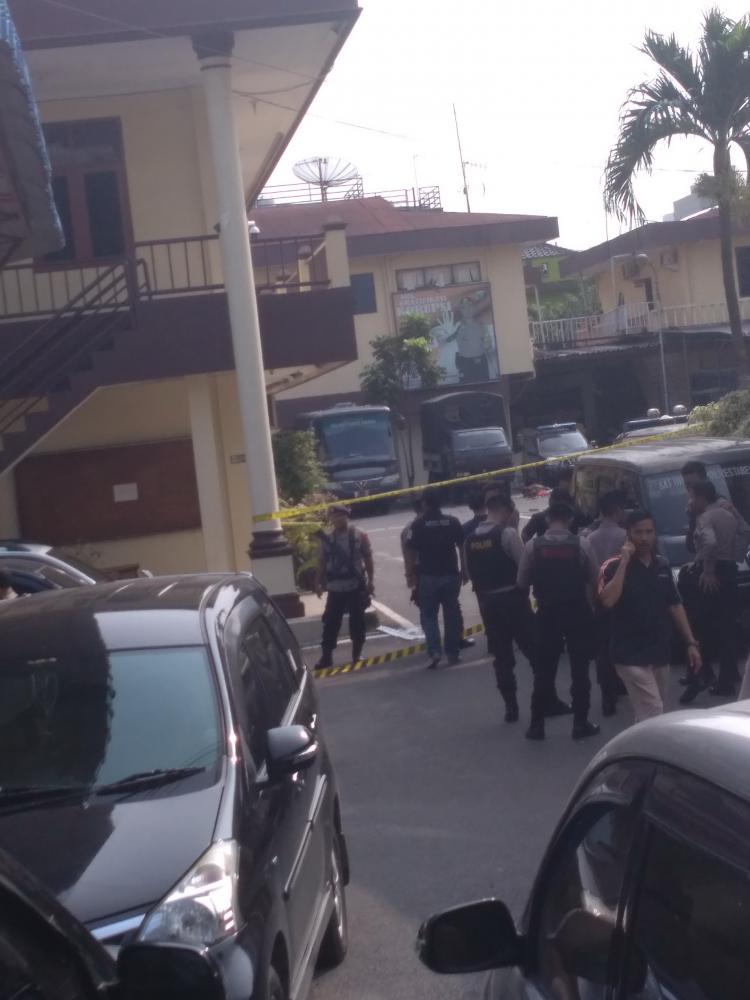 Berusaha Mencegat Pelaku Bom Bunuh Diri, Dua Orang Personel Polrestabes Medan Terluka