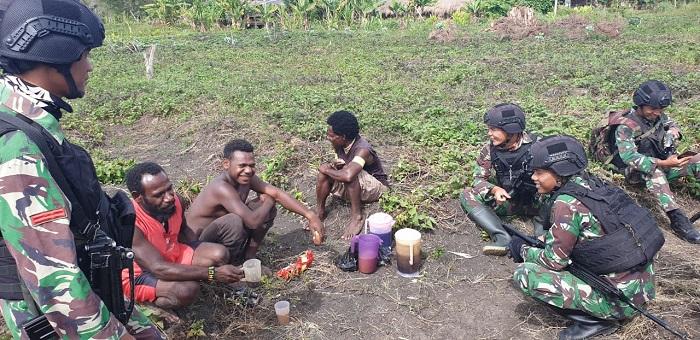 Satgas Pamtas Yonif Raider 514 Anjangsana ke Rumah Warga Kampung Musaiaima Papua