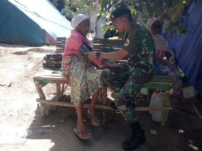 Satgas Yonif Raider Khusus 136/TS Rawat Kesehatan Pengungsi Gempa Ambon
