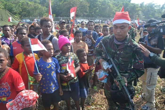 Dua Pesawat Herkules C-130 Turunkan Sinterklas dari Langit Timika Papua