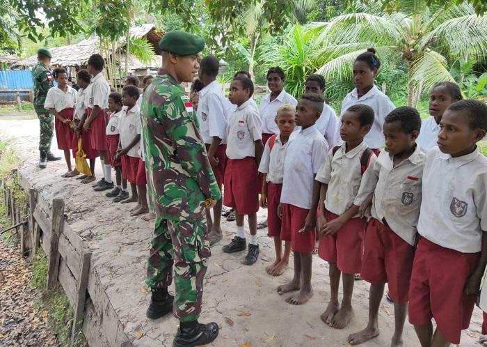 Satgas Pamtas RI-PNG Yonif/411 Kostrad Ajarkan Siswa SD Rawa Biru Sayangi Satwa Indonesia