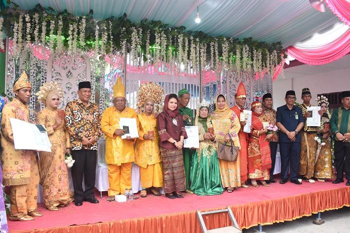 Bupati Deli Serdang Serahkan 124 Pasang Buku Nikah dan Kartu Keluarga