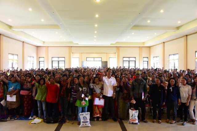 Bupati Humbang Hasundutan Salurkan Bantuan KKS dan BPNT