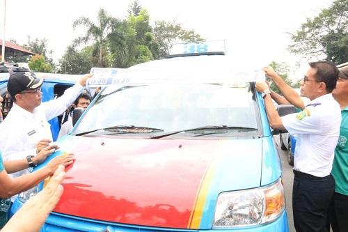 Ajak Masyarakat Naik Angkot, Plt Wali Kota Medan Bagikan Stiker Izin Trayek