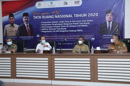 Peringatan Hari Tata Ruang Nasional, Pjs Wali Kota Medan Serahkan Penghargaan Bangunan Peduli Tata Ruang