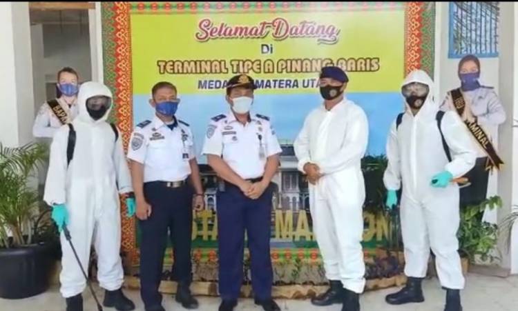 Brimob Polda Sumut Sterilkan Terminal Pinang Baris dengan Disinfektan, Cegah Klaster Covid-19