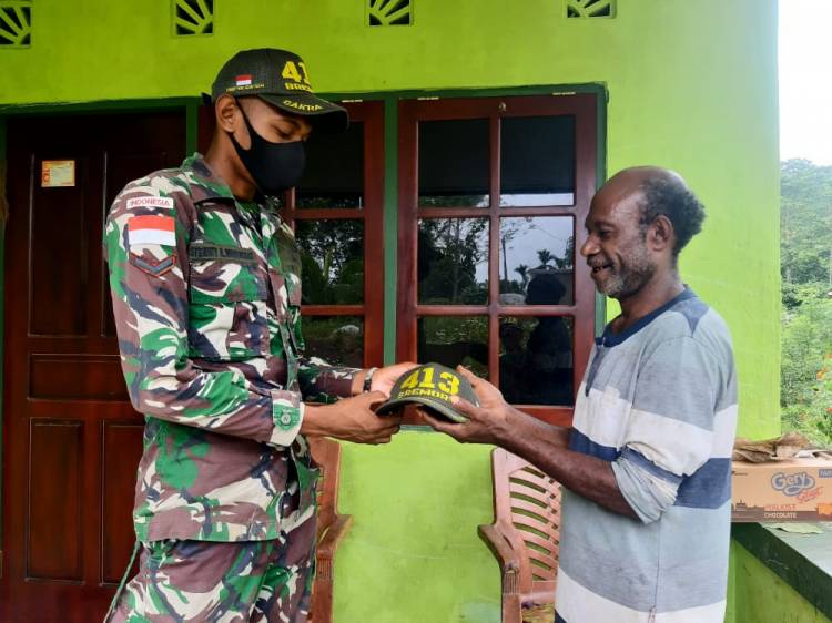 Pererat Tali Silaturahmi, Satgas Yonif 413 Kostrad Berikan Topi kepada Tokoh Masyarakat