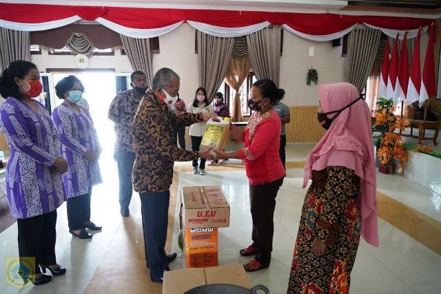 Pemkab Pakpak Bharat Beri Bantuan Pelaku Usaha Binaan Dekranasda dan PKK