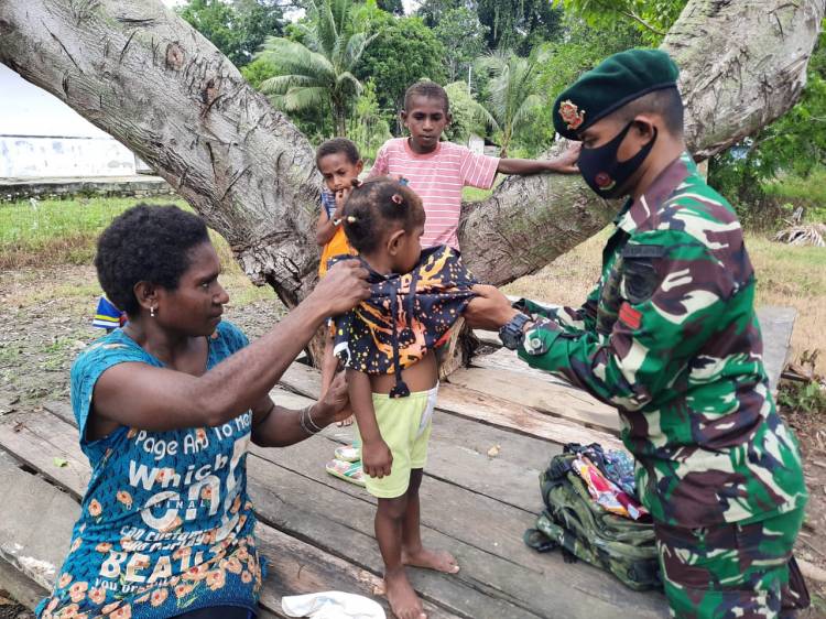 Kenalkan Budaya Jawa Pada Anak Papua, Satgas Yonif MR 413 Kostrad Berikan Baju Batik Solo