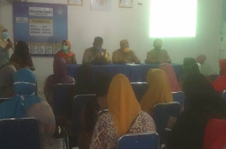 Sosialisasikan Protokol Kesehatan, Bhabinkamtibmas Ikuti Kegiatan Desa
