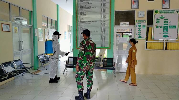 Satgas Pamtas RI-Malaysia Yonif 642/Kapuas Semprot Disinfektan di Puskesmas Temajuk Kalimantan Barat