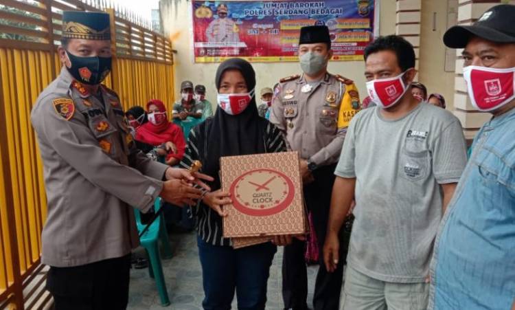Masyarakat Citaman Jernih Terima Bantuan Alat Kebersihan ke Mesjid dan Sembako dari Polres Sergai
