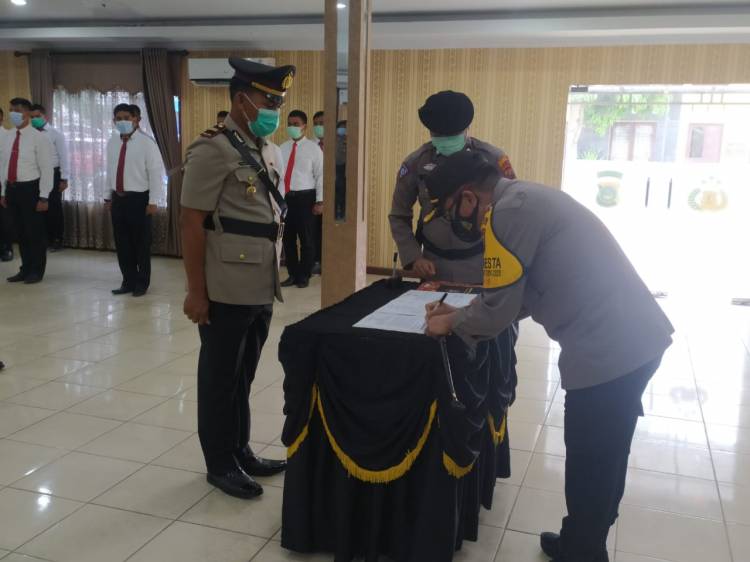 Kombes Pol Yemi Mandagi Pimpin Sertijab Kapolsek Beringin