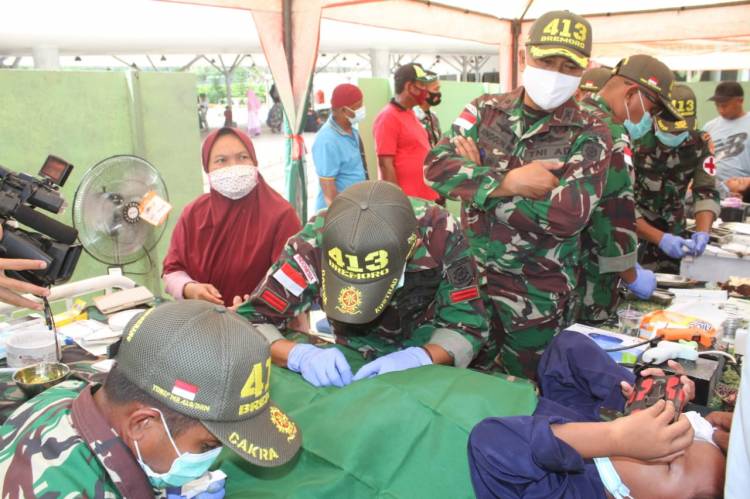 Peringati Maulid Nabi Muhammad SAW 1442 H, Satgas Yonif MR 413 Kostrad Gelar Khitan Massal