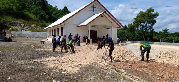 Bersama Masyarakat, Satgas Yonif 413 Kostrad Gelar Karya Bhakti di Gereja Kampung Gambut