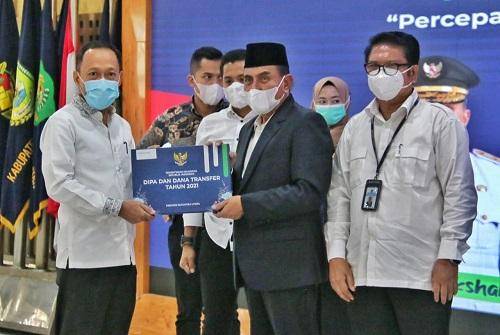 Pemerintah Kota Medan Terima TKDD TA 2021 dari Gubernur Sumut