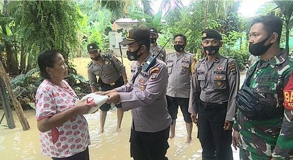 Polsek Padang Hulu Serahkan Bantuan Beras untuk Masyarakat Korban Banjir