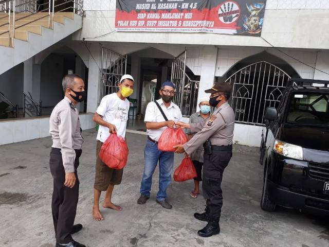 Jumat Berkah Polsek Medan Baru, 100 Nasi Bungkus Dibagi untuk Warga Kurang Mampu