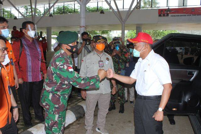 Dansatgas Yonif MR 413 Kostrad Sambut Menko PMK di Pasar Wisata Perbatasan Skouw RI-PNG