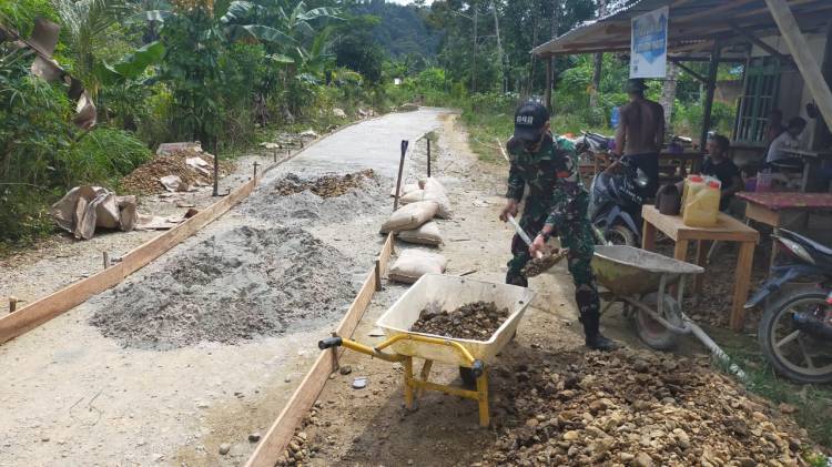 Personel Satgas Pamtas Yonif 642 Bersama Warga Desa Sungai Bening Perbaiki Jalan Setapak