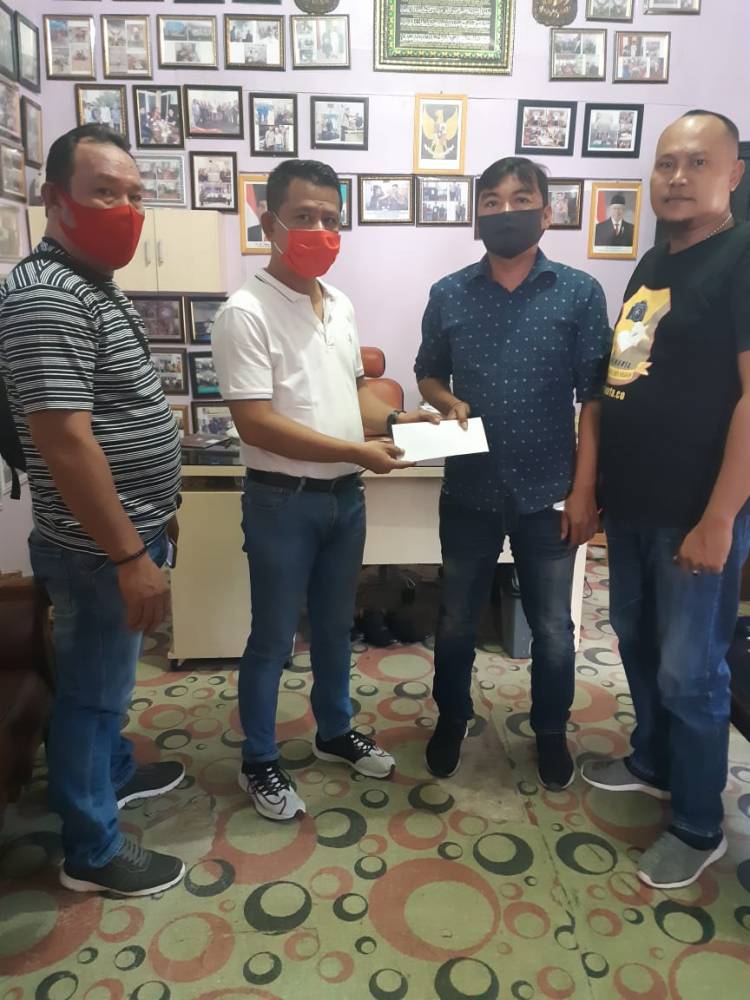 Ketua Pewarta Gulirkan Santunan dan Bantuan kepada Orang Tua Khairunnas Dirawat di Rumah Sakit