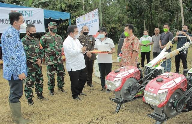 Peringati Hari Jadi ke-12, Pjs Walikota Gunungsitoli Serahkan Kartu Tani dan Sarana Produksi Pertanian