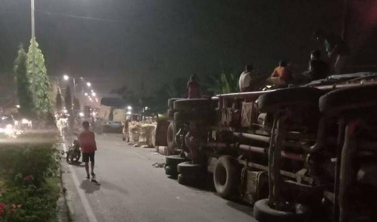Truk Bermuatan Karton Bekas Terguling di Tanjung Morawa
