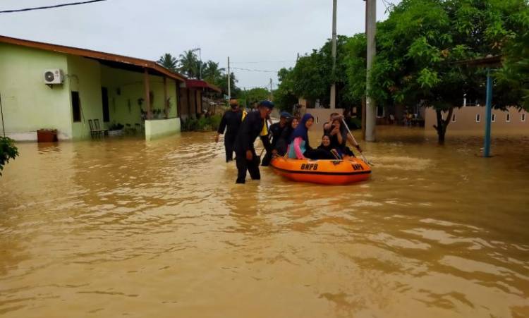 Banjir di Kota Tebing Tinggi, Brimob Batalyon B Polda Sumut Bantu Evakuasi Korban
